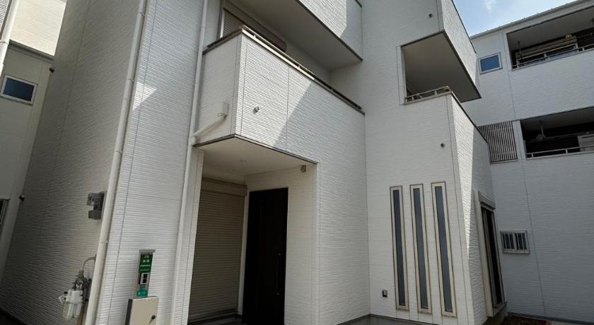 大阪 ALL TRUST2馆临近心斋桥道頓堀难波直达梅田关西机场Usj全新独栋别墅四个卧室可住8人超大空间3卫2浴厨房设施齐全电视冰箱洗衣机空调配置齐全免费停车4分钟步行至今宫站 4つ星 宿泊施設 客室