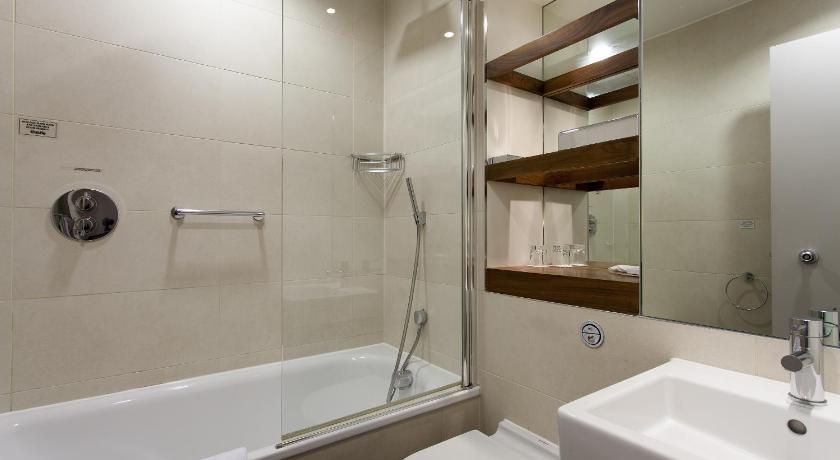a bathroom with a sink, toilet and bathtub, Thistle Holborn in London