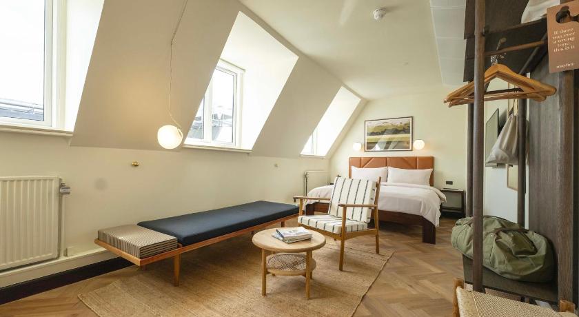 Image of Deluxe King Room 3