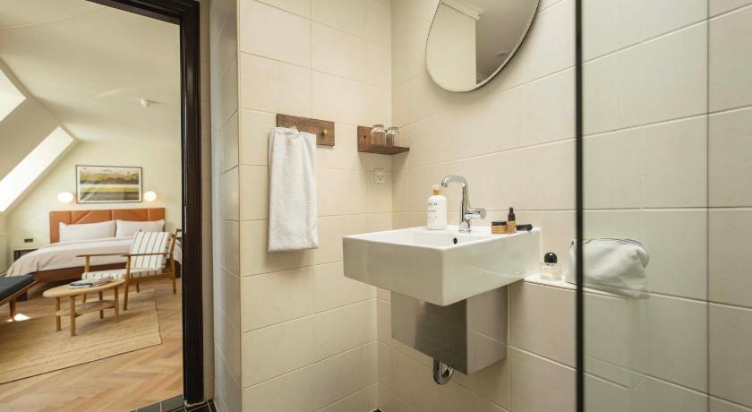 Image of Deluxe King Room 2