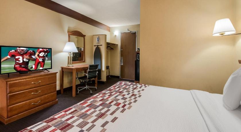 Red Roof Inn & Suites Newark - University photo