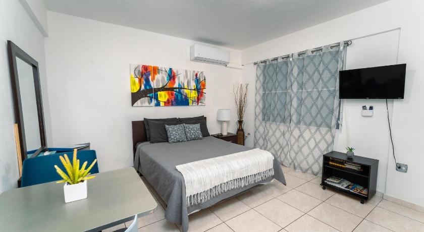 Studio with pool table just 15 minutes from the beach photo
