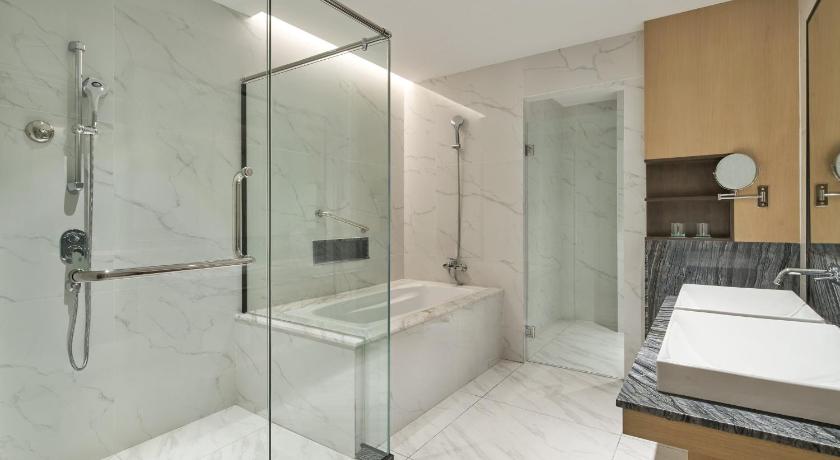 Image of Club lounge access, 1 Bedroom Suite, 1 King, Sea view 13