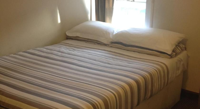Image of Basic Double Room with External Bathroom 5