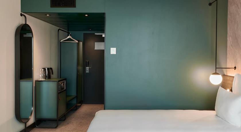 Imagen de Superior Room With 2 Single Beds And Sofa 9