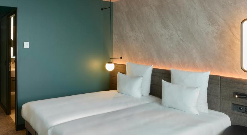 Imagen de Superior Room With 2 Single Beds And Sofa 6
