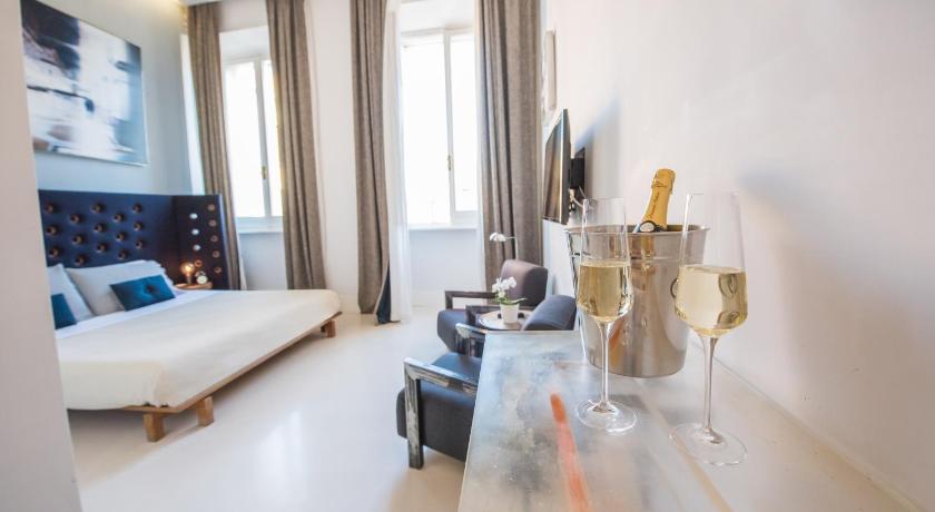 Image of Junior Suite with Landmark View 8