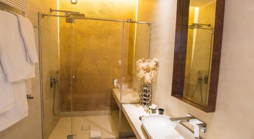 Image of Junior Suite with Landmark View 10