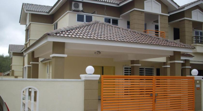 a white house with a fence and a white fence, Greenleaf Villa in Jerantut