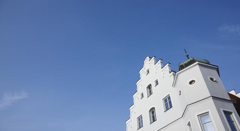 a very tall building with a clock on it's side, Boutique Hotel zur Post in Vohburg an der Donau