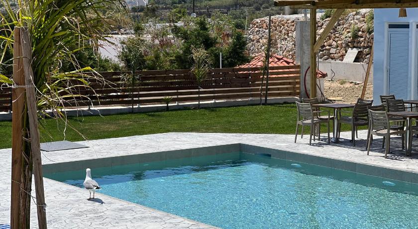 Grande Blue Suites with private bay photo