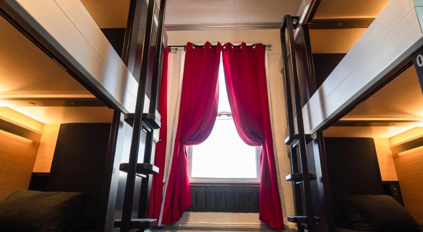 Imagen de 1 persona en dormitorio compartido de 4 cápsulas - Solo hombres (1 Person in 4-Capsule - Male Only) 0