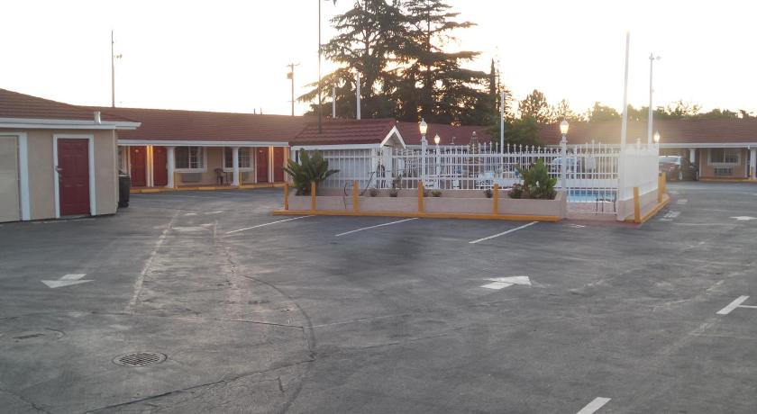 Oakdale (CA) Holiday Motel Oakdale 2-Star Accommodation exterior