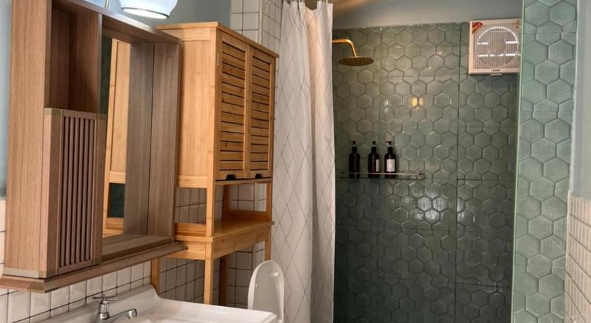 Image of Family Room with Shared Bathroom 5