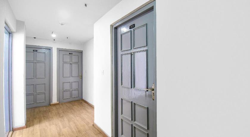 OYO Townhouse 60 Airport Green Arcade photo