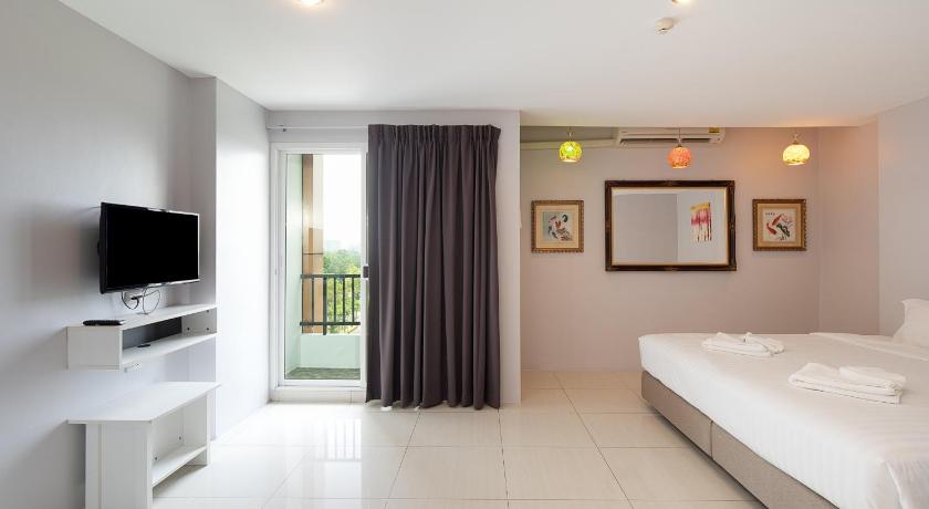 Image of Deluxe Triple 12