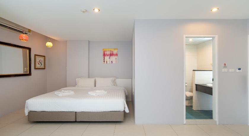 Image of Deluxe Triple 16