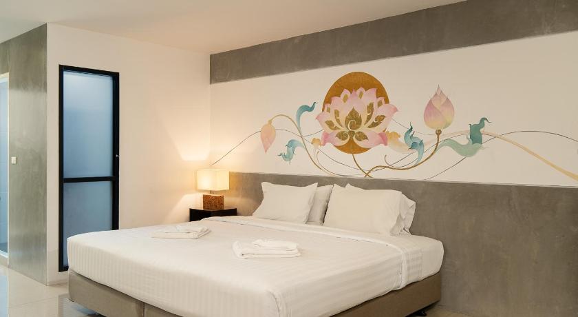 Image of Deluxe Triple 7