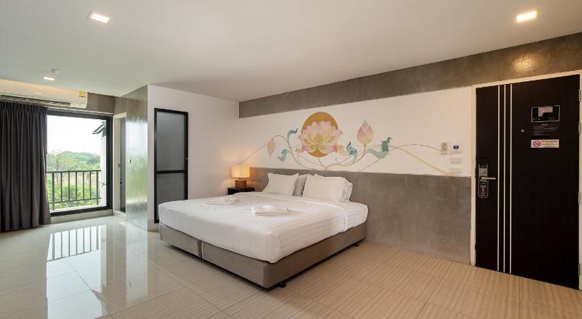 Image of Deluxe Triple 6