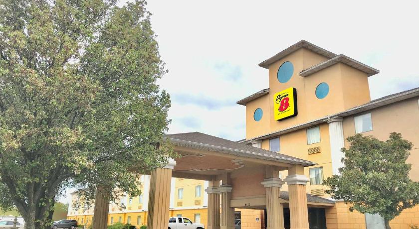 Super 8 by Wyndham Temple I-35 photo