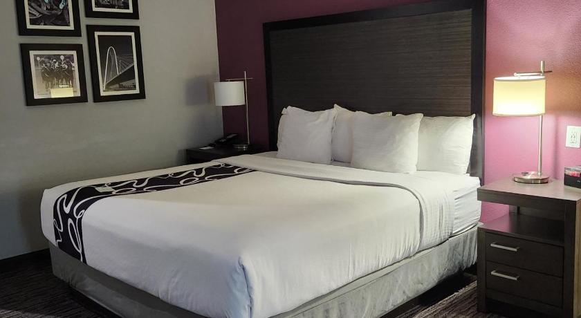 La Quinta Inn & Suites by Wyndham Dallas Grand Prairie North photo