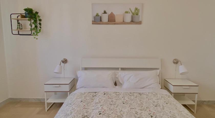 Guest House Service - Express Airport Apartment — Hotel in Modugno