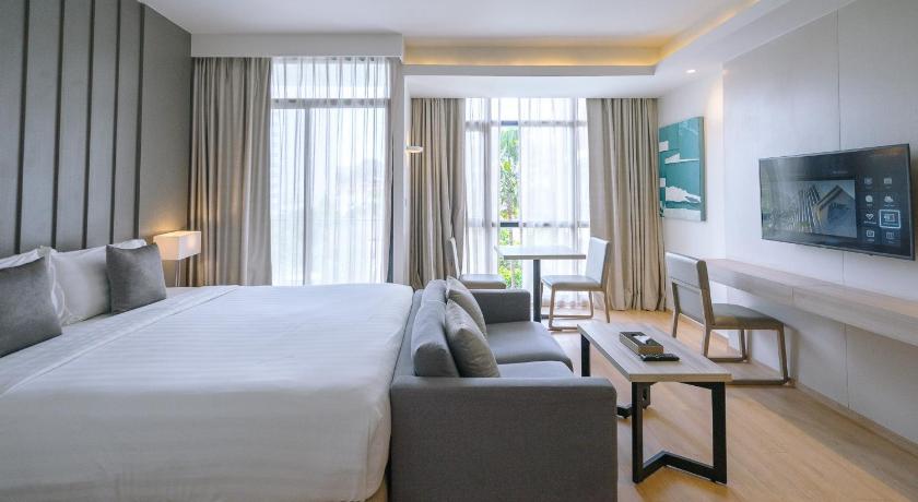Image of Deluxe Pool View 14