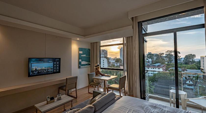 Image of Deluxe Pool View 17