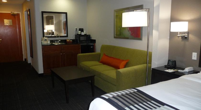 Wingate by Wyndham Columbia photo