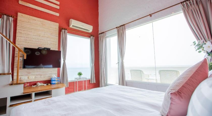 Image of Quadruple Room with Sea View 3