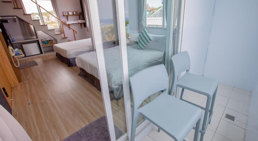 Image of Standard Family Room 9