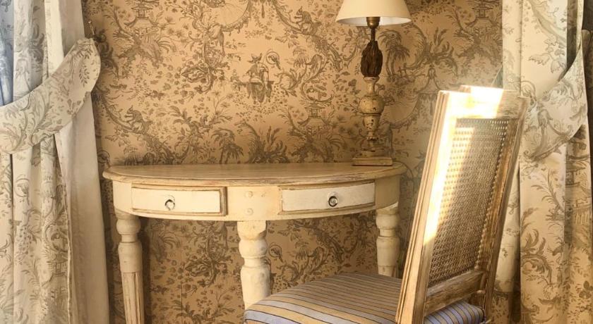 Image of Charming Room 5