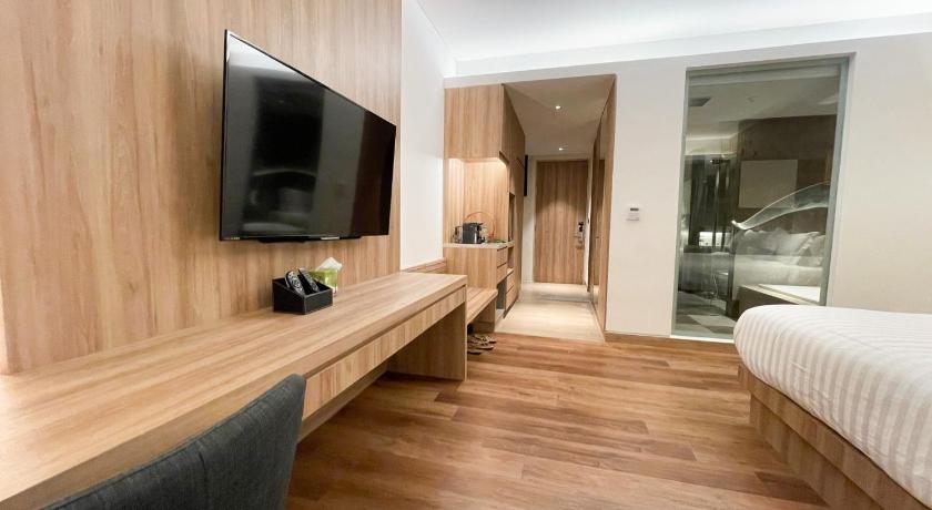 Image of Pool Access Executive Suite (Shared Pool) 8