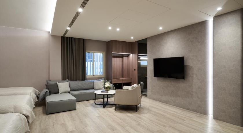 Image of Superior Family Room 3