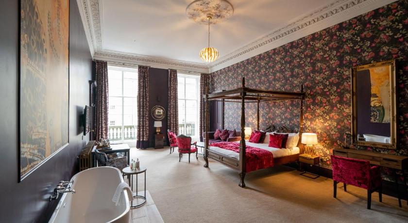 Image of Suite with Four Poster Bed 4