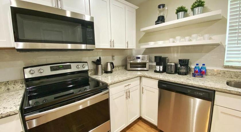 *NEW*Sunshine Gorgeous- 3BD/2BA -Private Backyard!