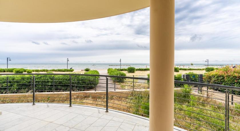 Beachfront Luxurious Newly Built 2-Bed Flat with Stunning Sea Views & Terrace