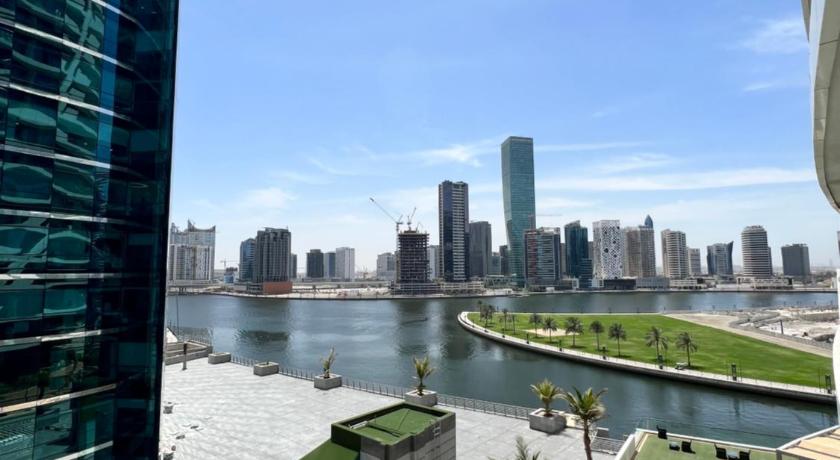 Lux Studio in Downtown w big balcony & canal view - image 2