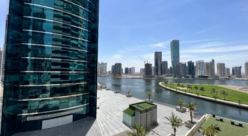 Lux Studio in Downtown w big balcony & canal view - image 10