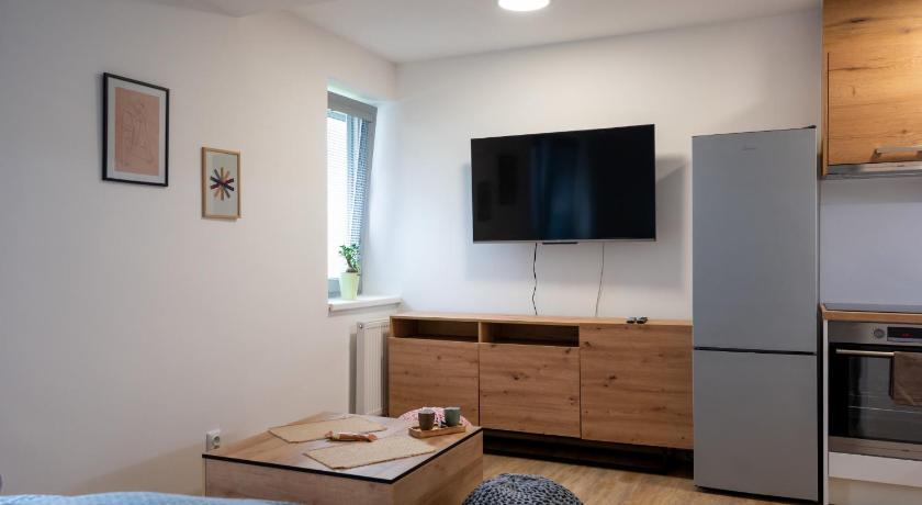 特日涅茨 Samoobsluzne Apartmany Evicenstvo 3星级 民宿 泳池