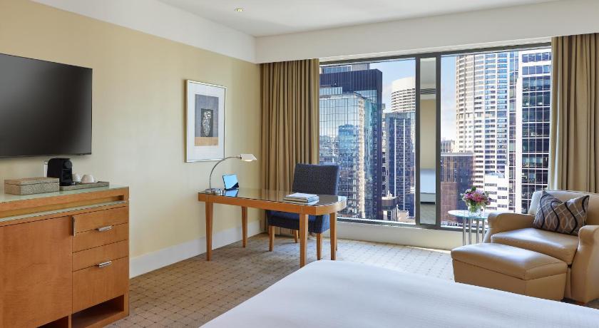 Image of Executive Deluxe King Room - Club Access Included 3
