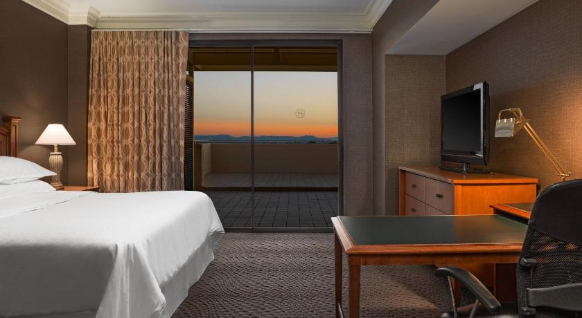 Sheraton Crescent Hotel photo