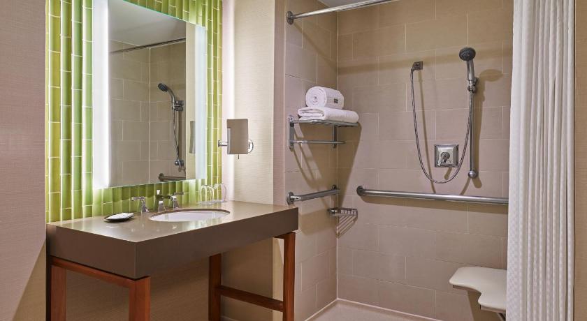 Image of Traditional King Room with Adapted Tub - Mobility and Hearing Accessible 5
