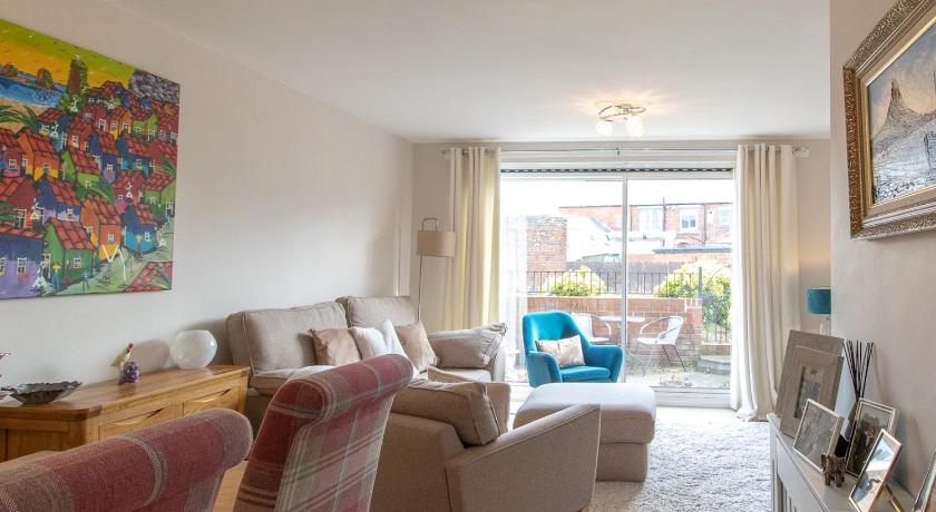 Cosy Seaside Home with Free Parking - Pass the Keys