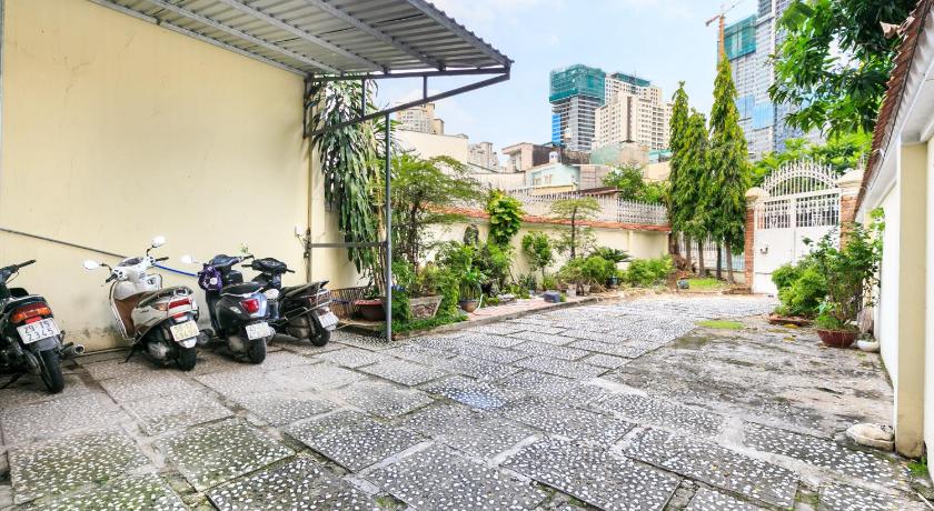 Halo Apartment With Balcony photo