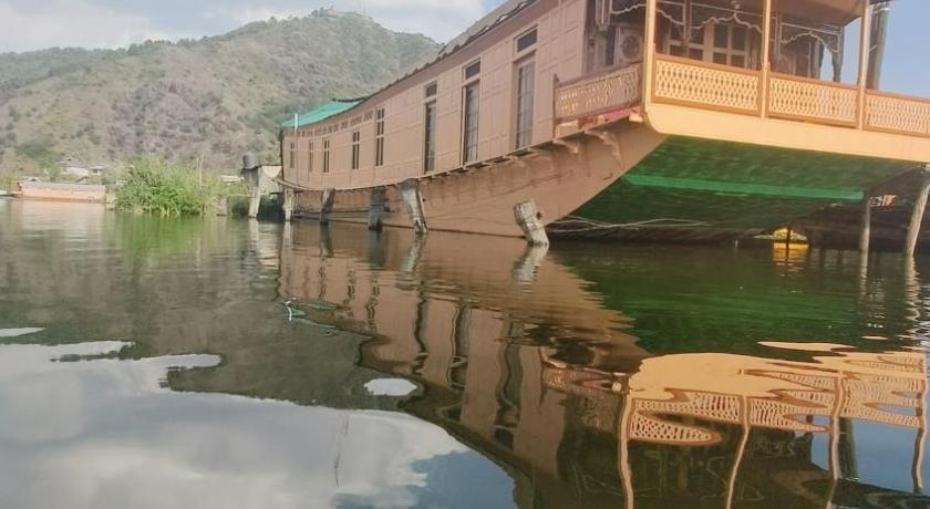 Houseboat Pride of India — Hotel in Srinagar