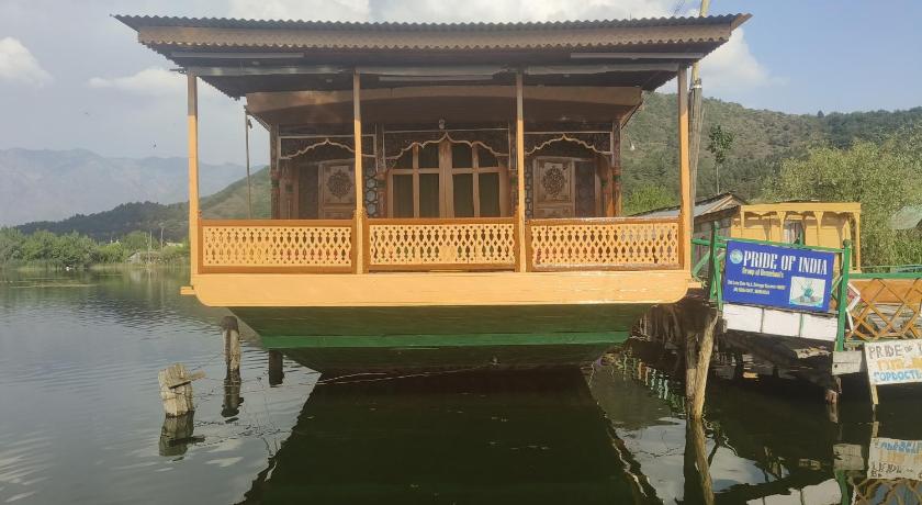 Houseboat Pride of India photo