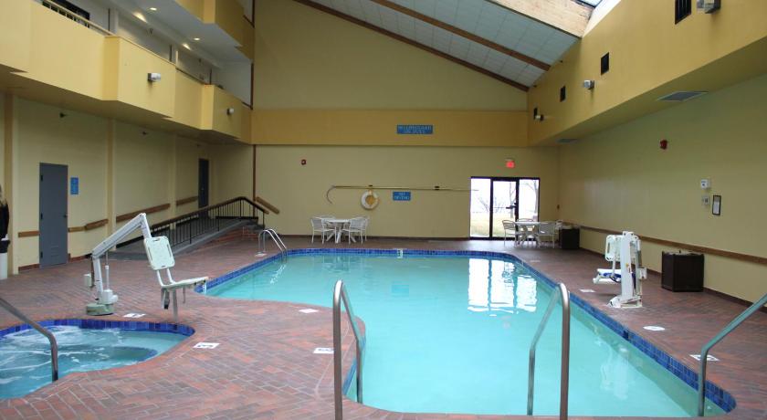 マニトワック (ウィスコンシン州) The Inn on Maritime Bay, an Ascend Collection Hotel 2つ星 ホテル プール