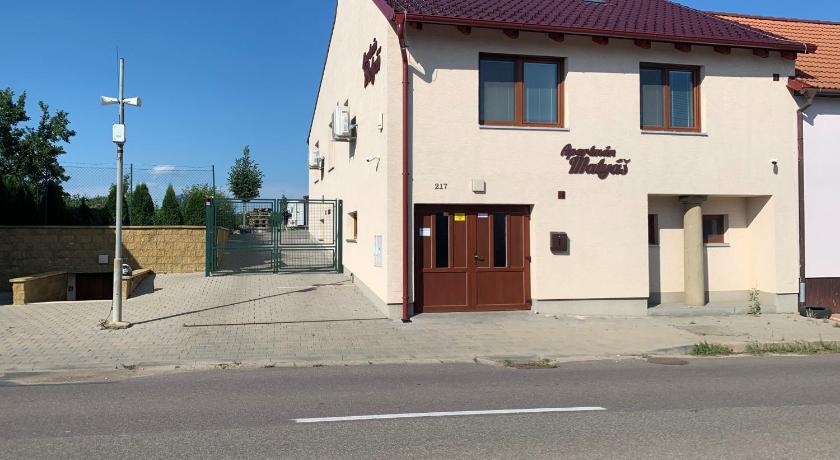 Apartman Matyas — Hotel in Drnholec
