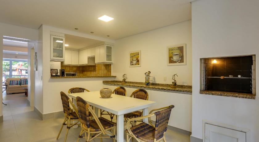 Image of Three-Bedroom House 608 5